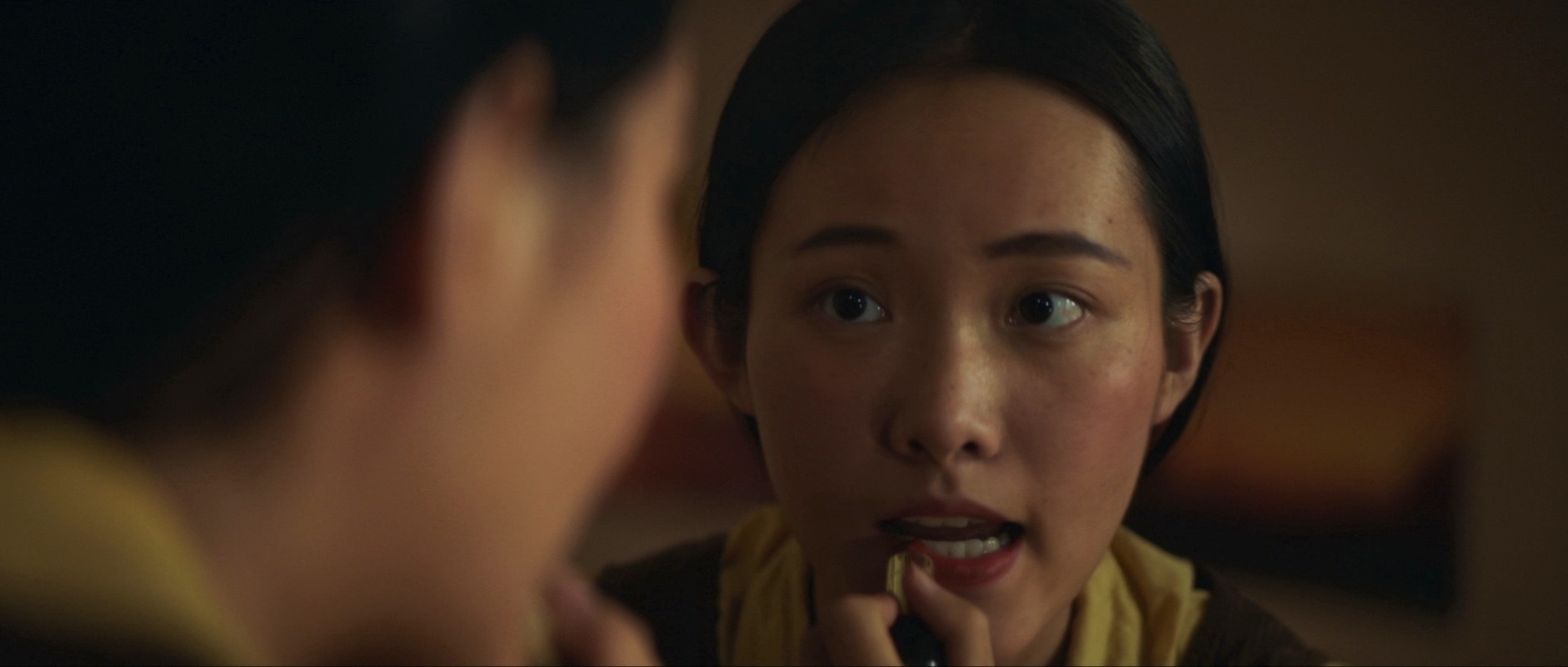 女孩通过镜子观看自己