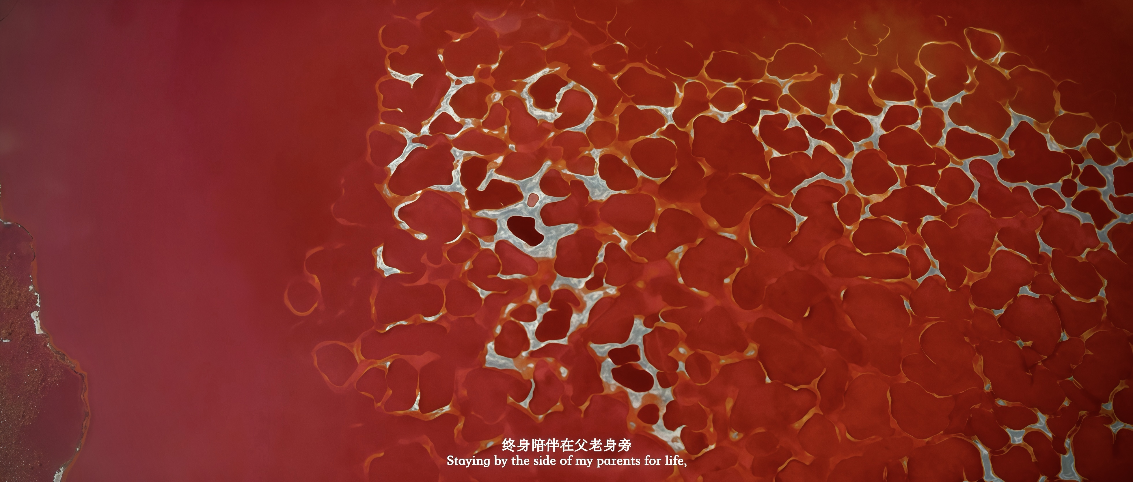 乌兰湖红色水面的航拍俯视